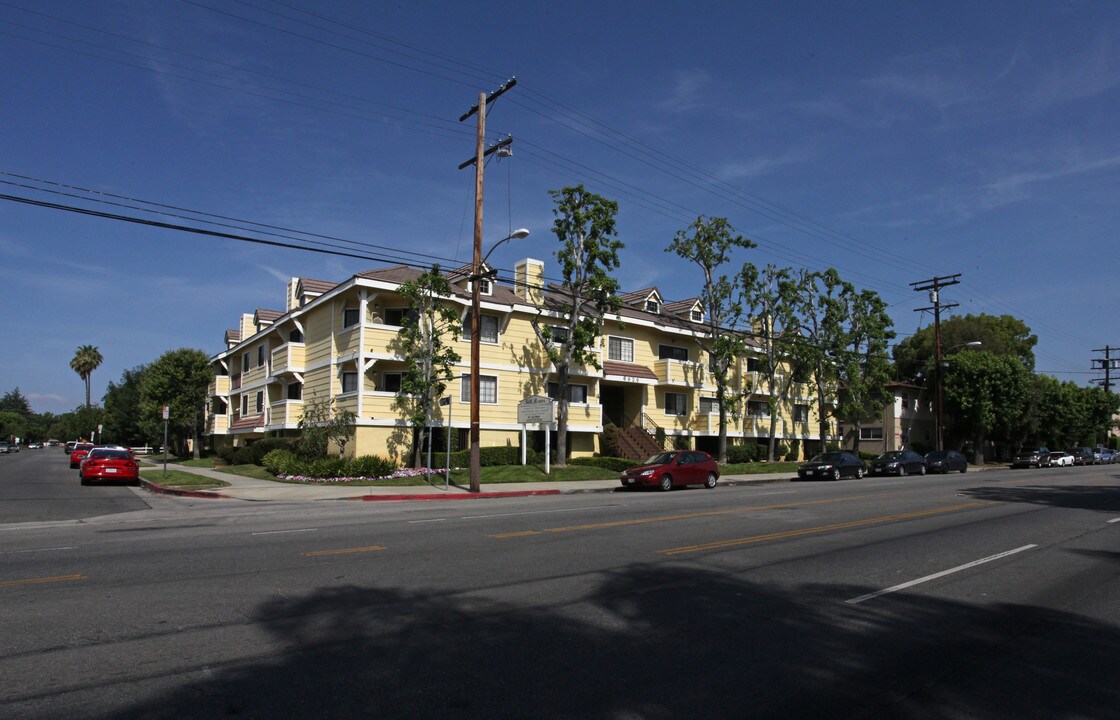 Nelk Manor in Van Nuys, CA - Building Photo