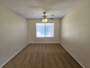 40 Fantasia Ln in Henderson, NV - Building Photo - Building Photo