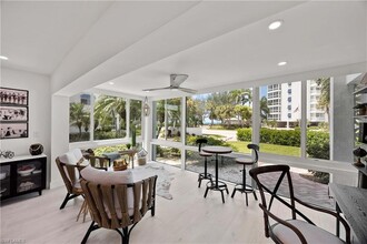 2100 Gulf Shore Blvd N, Unit 101 in Naples, FL - Foto de edificio - Building Photo