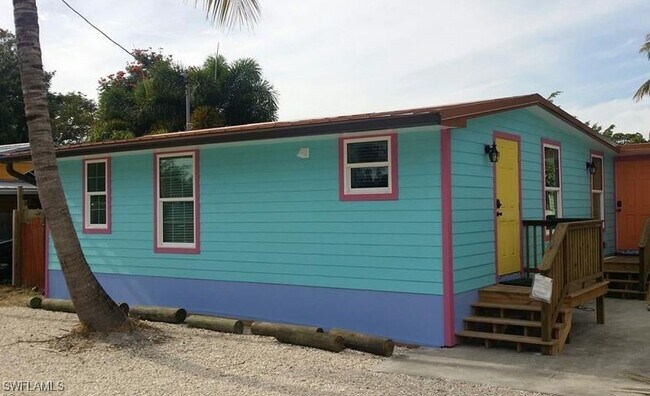 4874 Pine Island Rd in Matlacha, FL - Foto de edificio - Building Photo