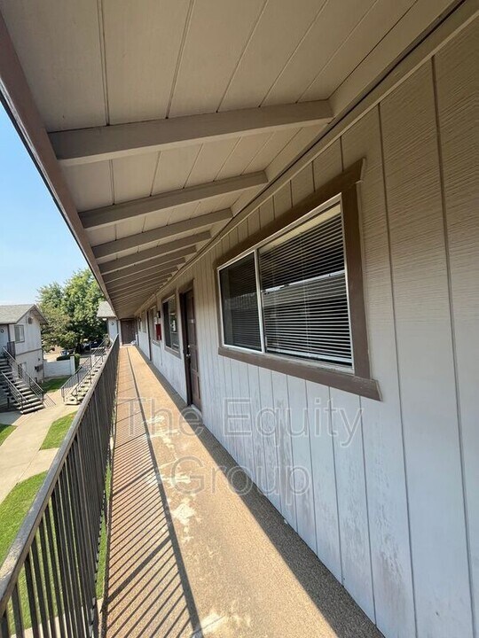 1889 Emma Lee Ln in Hanford, CA - Building Photo