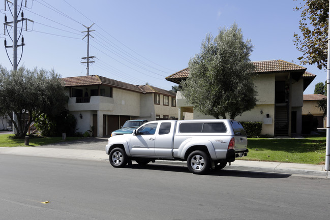 2155 Canyon Dr in Costa Mesa, CA - Building Photo - Building Photo