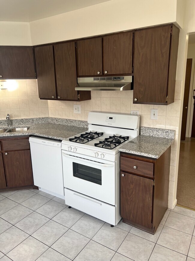 1240 W Jarvis Ave Apartments and Nearby Chicago Apartments For Rent