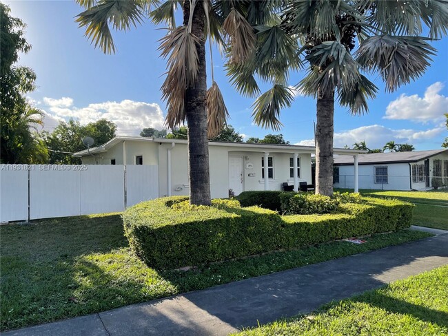 10840 Westwood Lake Dr in Miami, FL - Building Photo - Building Photo