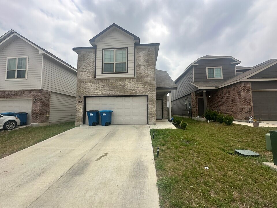 10562 Green Rock Dr in San Antonio, TX - Building Photo