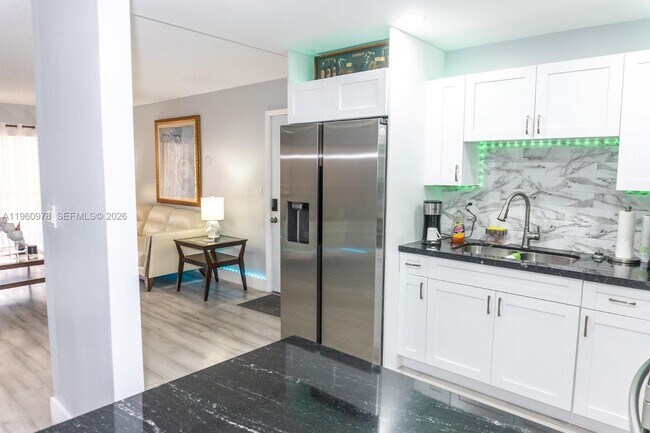 6190 W 19th Ave in Hialeah, FL - Building Photo - Building Photo