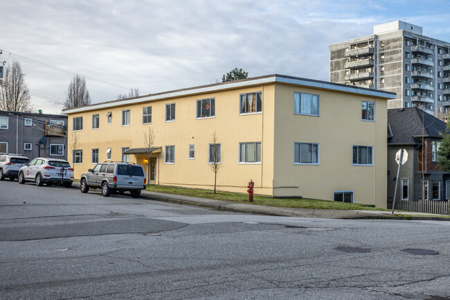 725 Salsbury Dr in Vancouver, BC - Building Photo - Building Photo