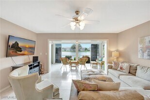13061 Hamilton Harbour Dr, Unit R8 in Naples, FL - Building Photo