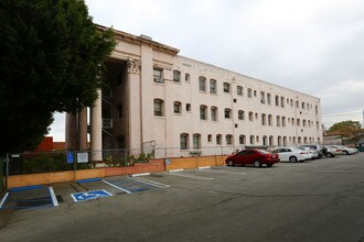 1136 S Alvarado St in Los Angeles, CA - Building Photo - Building Photo