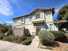 320 Penhow Cir in Sacramento, CA - Building Photo
