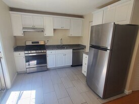 174 Pine St, Unit 7 in Holbrook, MA - Building Photo