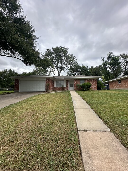 1008 Oakridge St in Brenham, TX - Foto de edificio