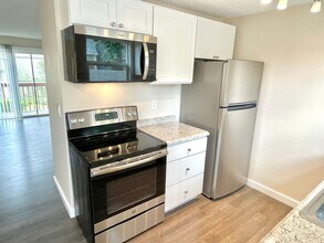 16825 SE Powell Blvd in Portland, OR - Building Photo - Building Photo