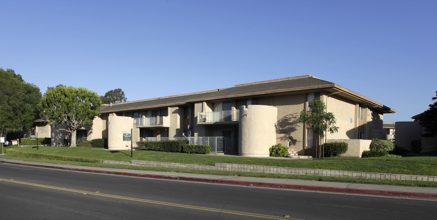 Country Club Apartments in Buena Park, CA - Foto de edificio