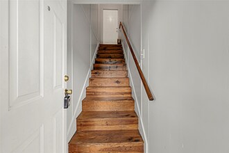 906 Westford St, Unit B in Houston, TX - Building Photo - Building Photo