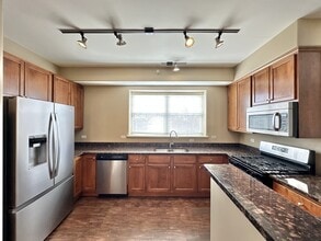 2 Itasca Place, Unit 912 in Itasca, IL - Foto de edificio - Building Photo