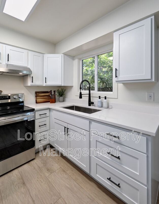 11380 SW Greenburg Rd in Portland, OR - Foto de edificio - Building Photo