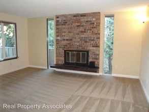 6131 NE 193rd Pl in Kenmore, WA - Building Photo - Building Photo