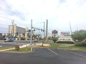 St Thomas Square in Panama City, FL - Foto de edificio - Building Photo