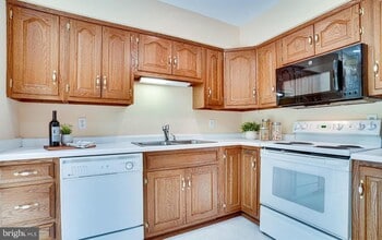 6014 Stoneygate Ct in West Springfield, VA - Building Photo - Building Photo