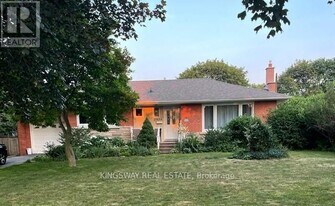 2026 Rebecca St in Oakville, ON - Building Photo