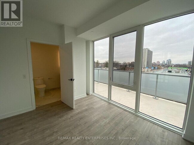 215-215 Lakeshore Rd W in Mississauga, ON - Building Photo - Building Photo