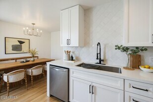 4201 E Camelback Rd in Phoenix, AZ - Building Photo