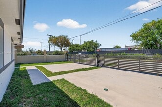 2492 SW 44th St in Miami, FL - Building Photo - Building Photo