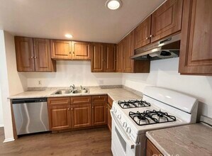 14307 Foothill Blvd, Unit B-6 in Sylmar, CA - Foto de edificio - Building Photo