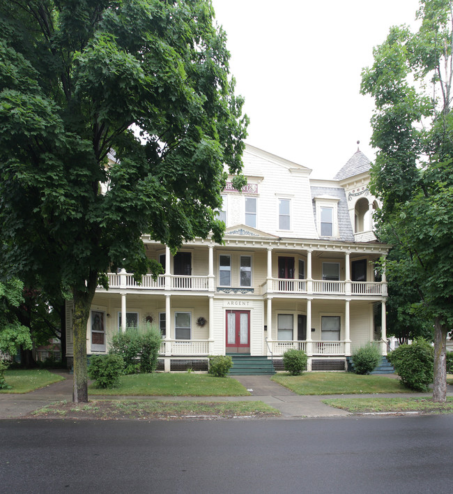 17-19 Sherman Ave in Glens Falls, NY - Foto de edificio - Building Photo