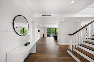5728 Pine Tree Dr in Miami Beach, FL - Building Photo - Building Photo