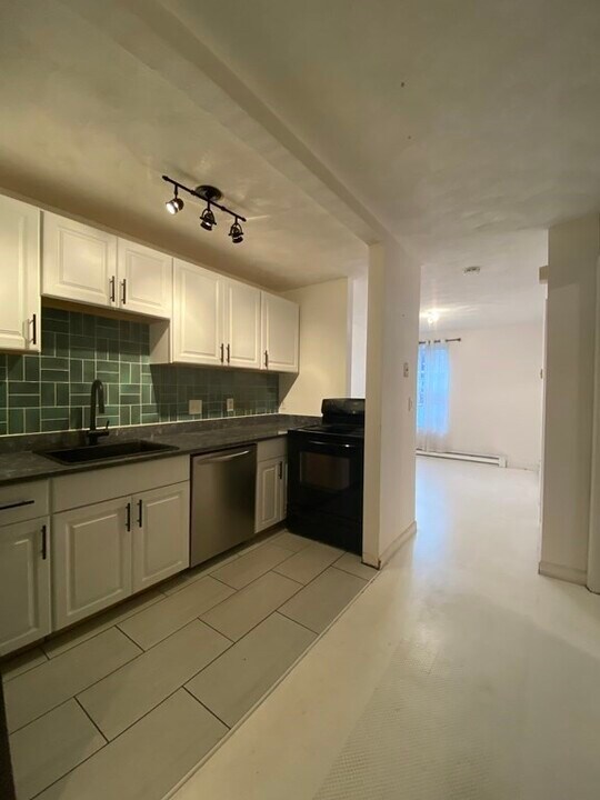 166 Cottage St, Unit #102 in Boston, MA - Building Photo