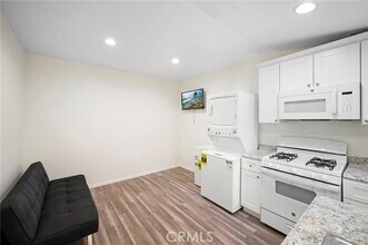 53 N Baldwin Ave in Sierra Madre, CA - Foto de edificio - Building Photo