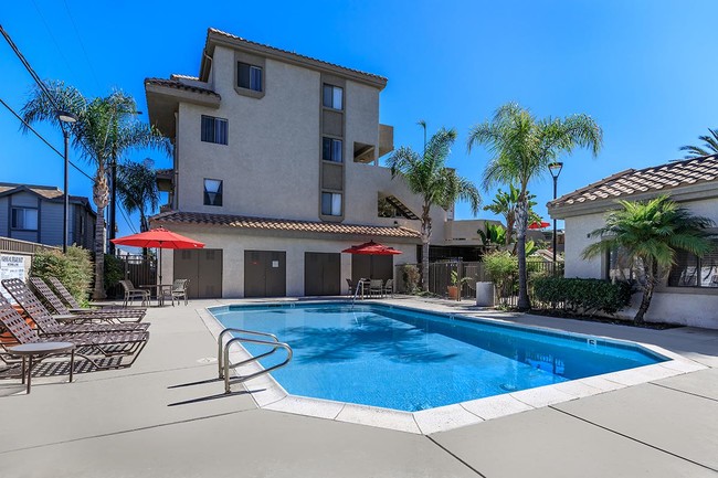 Glenoaks Terrace Apartments in Anaheim, CA - Foto de edificio - Building Photo