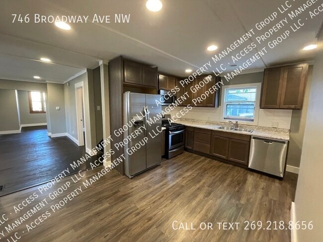 746 Broadway Ave NW in Grand Rapids, MI - Building Photo - Building Photo
