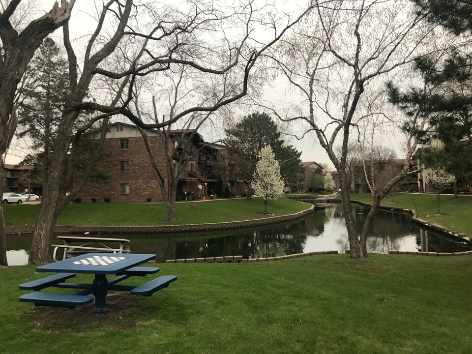 2512 Waterbury Dr, Unit 701 in Woodridge, IL - Foto de edificio