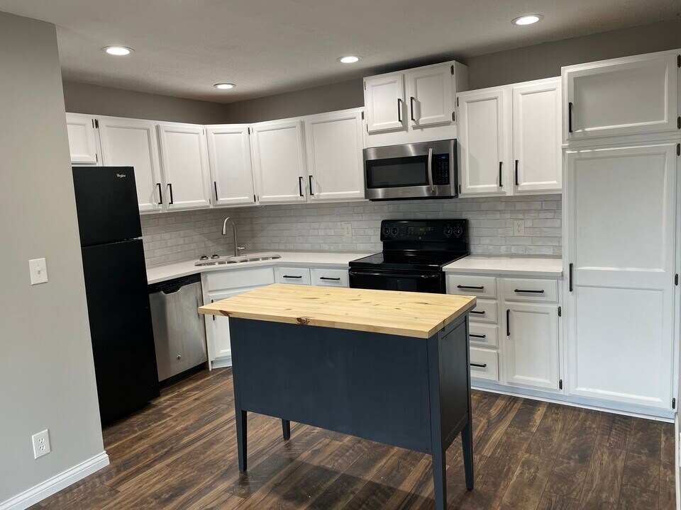 2160 Ridge Dr in Minneapolis, MN - Building Photo