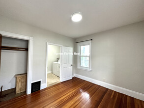 30 Roseclair St, Unit 2 in Boston, MA - Foto de edificio - Building Photo