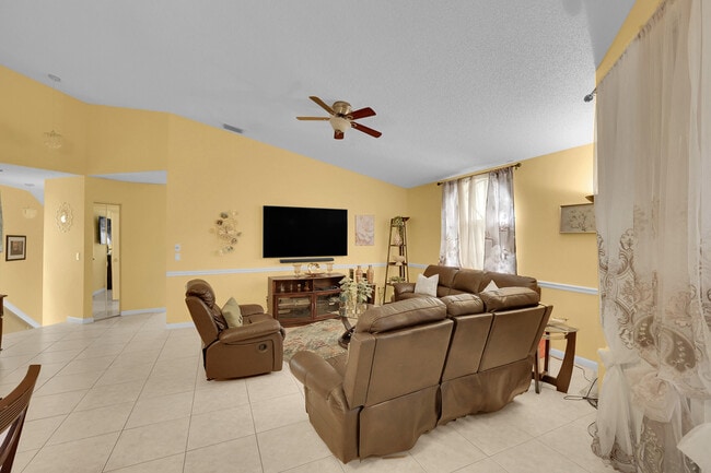5379 Verona Dr in Boynton Beach, FL - Foto de edificio - Building Photo
