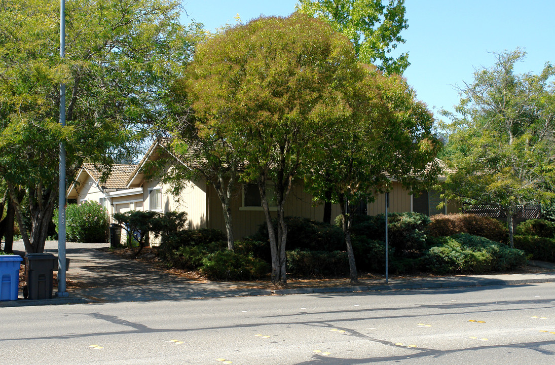 1725 Mission Blvd in Santa Rosa, CA - Foto de edificio