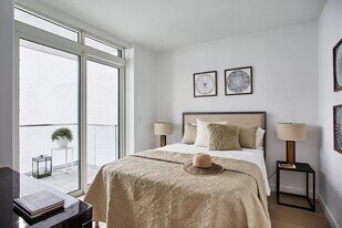 635 W 42nd St, Unit 8-32 in New York, NY - Building Photo