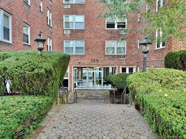 125 Lincoln Ave, Unit B1K in Mineola, NY - Building Photo