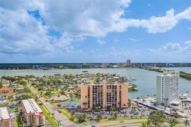 51 Island Way in Clearwater, FL - Foto de edificio - Building Photo