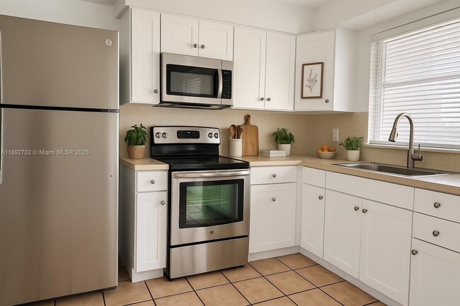 2410 Roosevelt St in Hollywood, FL - Building Photo - Building Photo