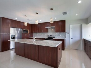 8790 SW 85th St in Miami, FL - Foto de edificio - Building Photo