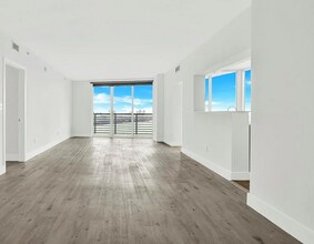 325 S Biscayne Blvd, Unit 2223 in Miami, FL - Building Photo - Building Photo