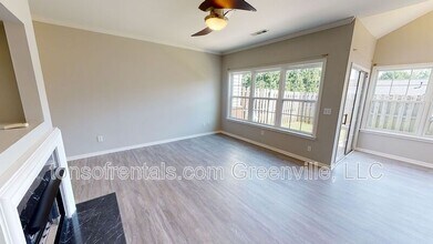 524 Cliffview Ct in Greer, SC - Building Photo - Building Photo