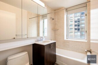 776 Sixth Avenue in New York, NY - Building Photo - Building Photo