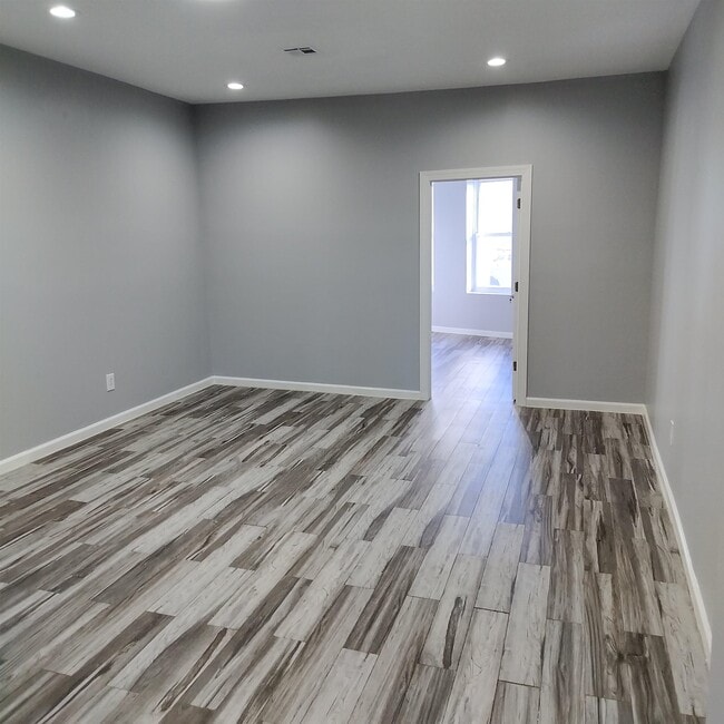 644 Newark Ave in Jersey City, NJ - Foto de edificio - Building Photo