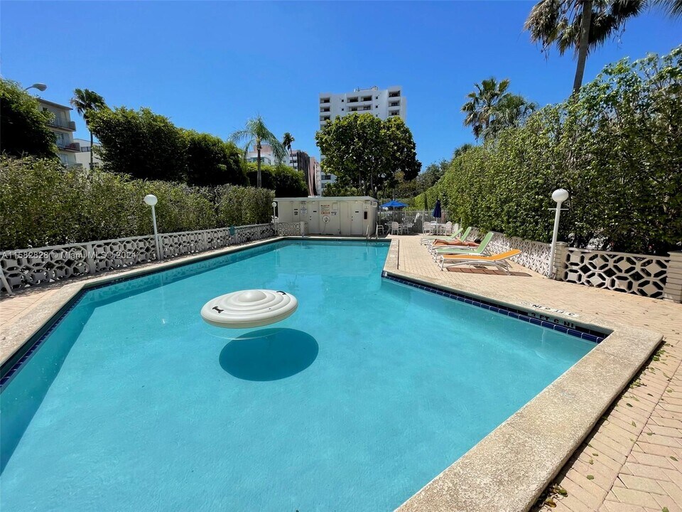 1881 Washington Ave, Unit 2F in Miami Beach, FL - Building Photo